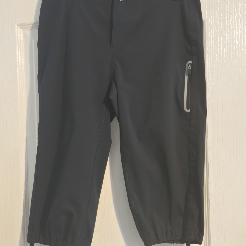 Columbia Black Capris with Zip Pocket